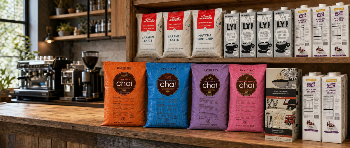 Cafetería surtida con productos Adele Originals para food service: chai David Rio, Dr. Smoothie, Oatly Barista, tés Metz y Açaí