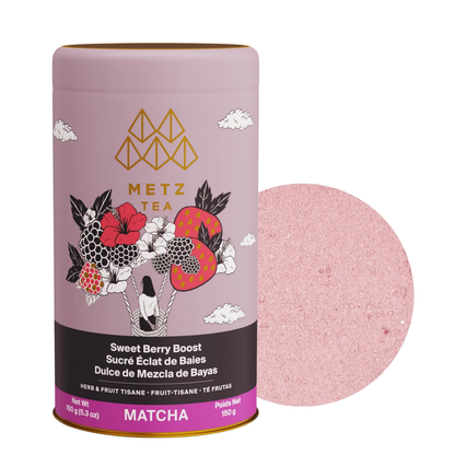 Tarro de Sweet Berry Boost Matcha junto a una muestra del producto